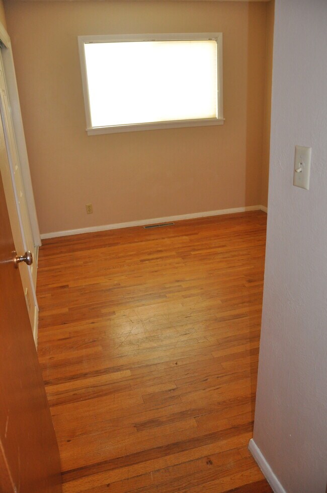 Building Photo - 2401 Thomas Ave