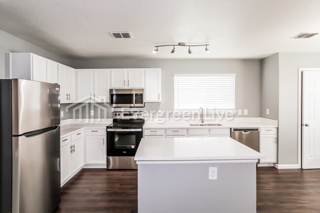 Building Photo - 1100 Beechwood Ln