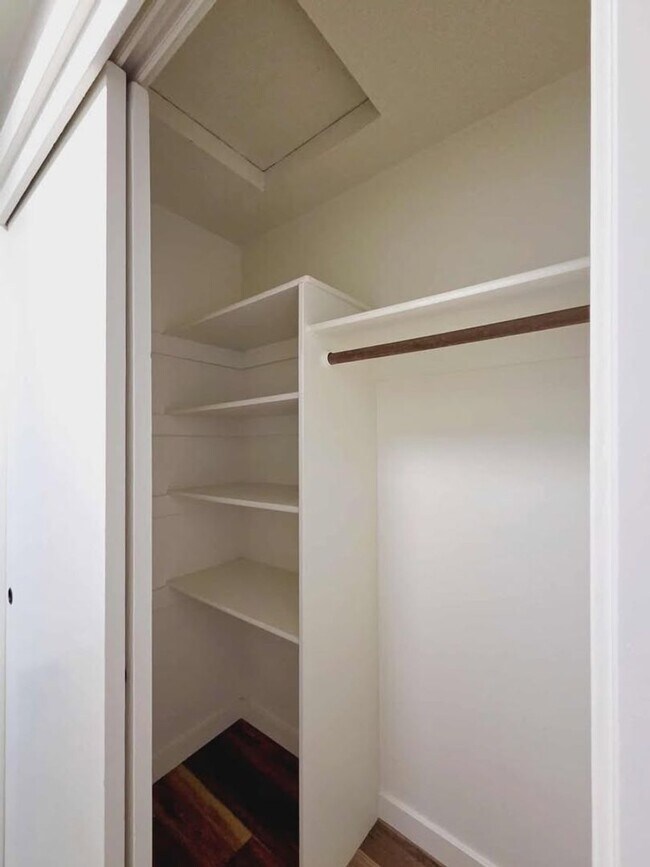 Building Photo - **Gorgeous Renovated 3 Bed 2.5 Bath Duplex FOR RENT**