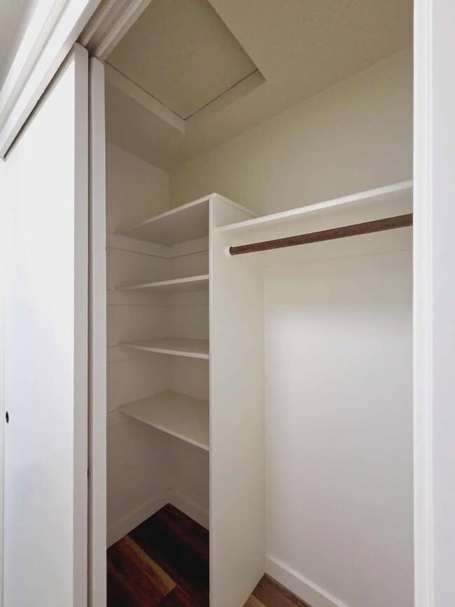 Building Photo - Gorgeous Renovated 3 Bed 2.5 Bath Townhome