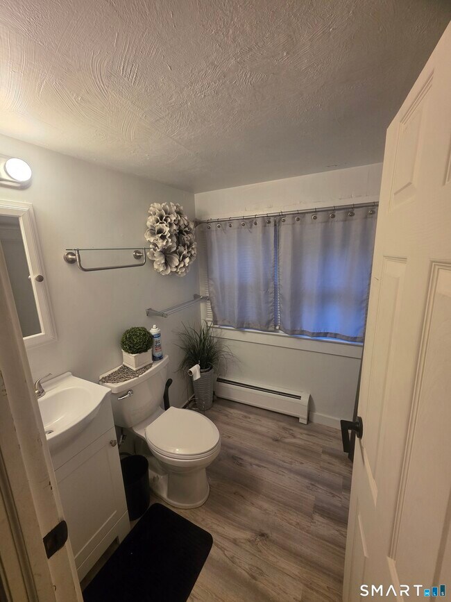 Building Photo - 466 Derby Ave