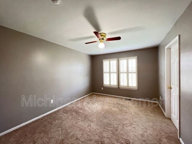 Building Photo - 4174 Hunters Cir E