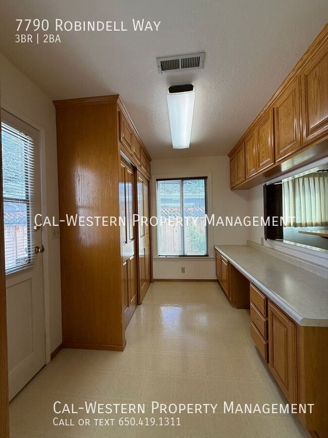 Building Photo - 7790 Robindell Way