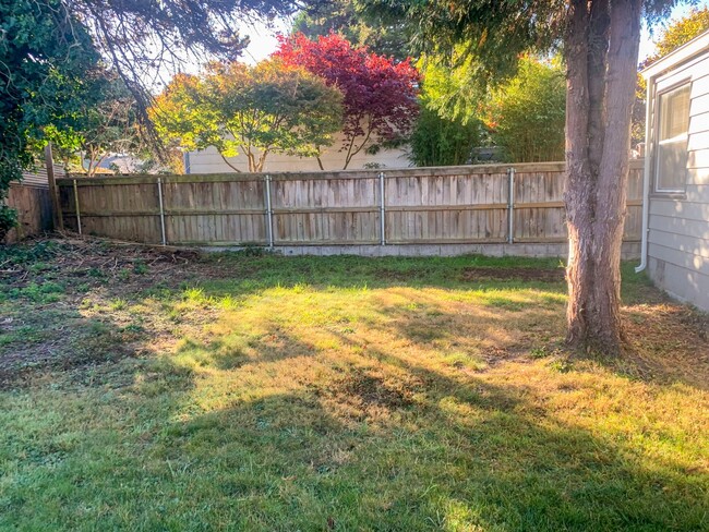 Building Photo - Pet-friendly home with a fenced backyard &...