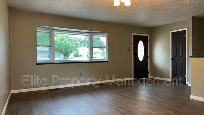 Building Photo - 4030 Ridge Dr