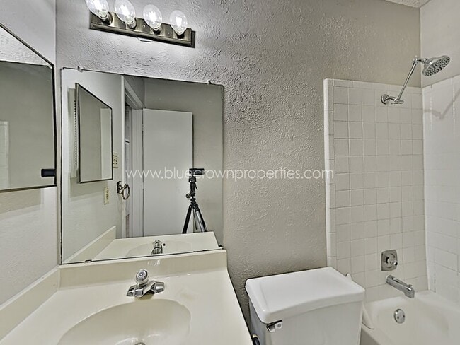 Building Photo - 4202 Glenlawn Ct