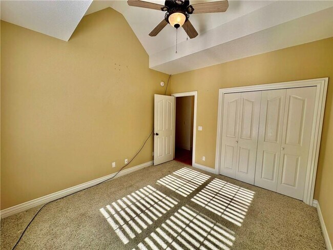 Building Photo - Prime Location 4 Bedroom 3 1/2 bath 2 garages!