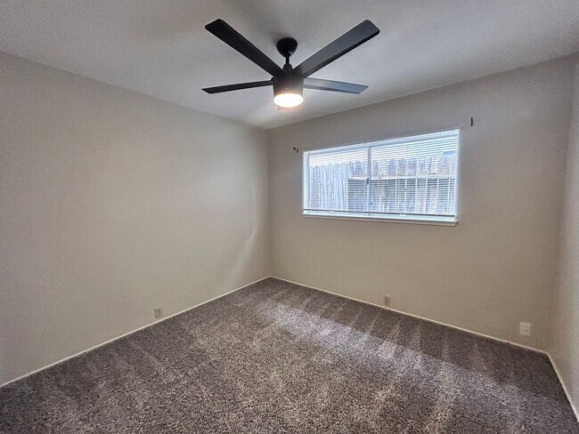 Building Photo - Three Bedroom Two Bathroom Home with Den/Home Office