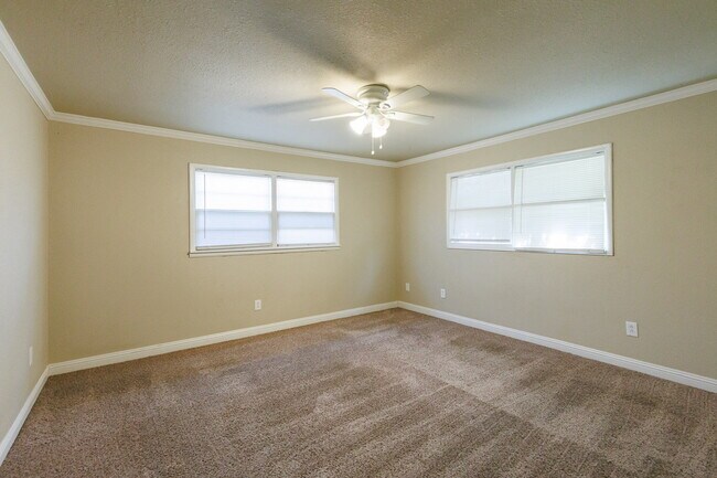 Building Photo - Well Kept House With HUGE bedrooms!