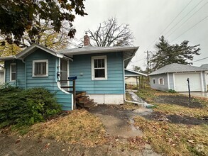 Building Photo - 2 Bedroom Ranch W/ Garage $825