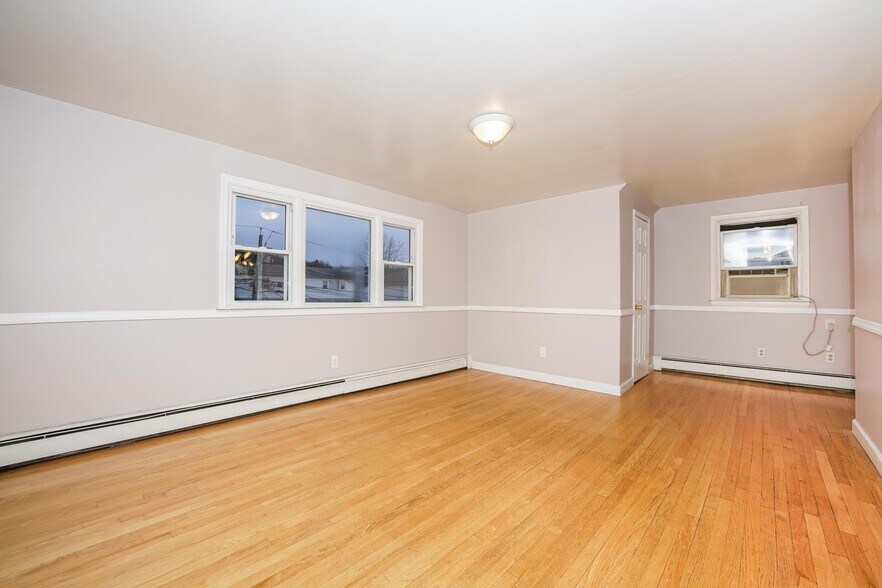 Living room - 142 Maple Ave