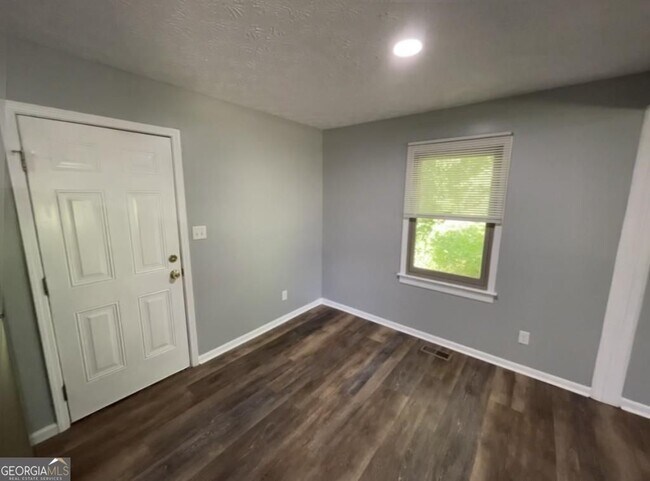 Building Photo - 19 Oak Hill Dr