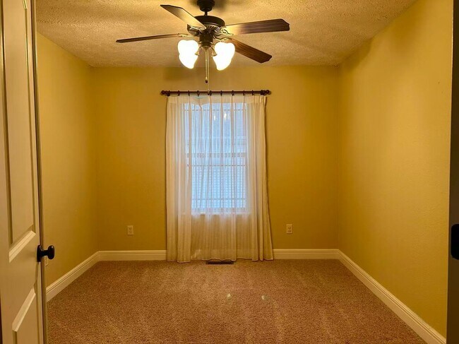 Building Photo - 5 bedroom and 3 bathroom two level house