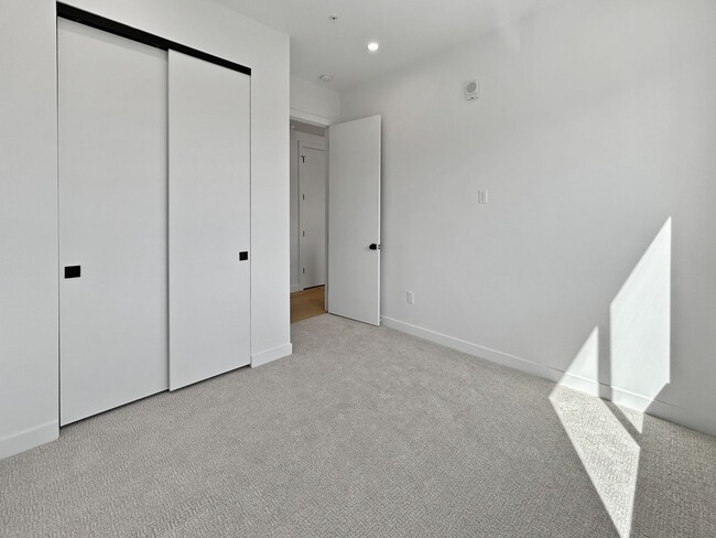 Building Photo - $0 DEPOSIT OPTION. BRAND NEW 4 BED 3 BATH HOME WITH ROOFTOP DECK IN BERKELEY