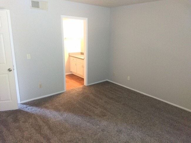 Building Photo - Spacious Two Bedroom Two Bathroom Condo