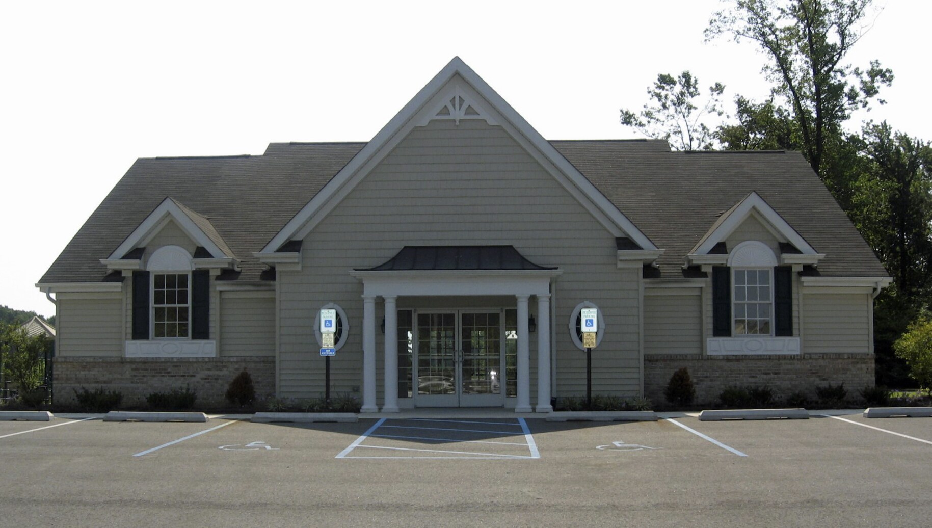 Building Photo - 321 Steeplechase Ct