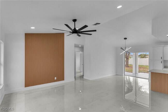 Building Photo - 1324 SE 22nd Terrace