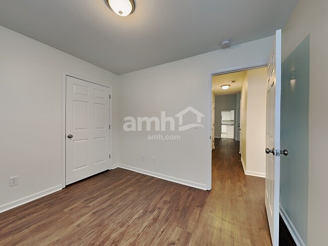 Building Photo - 706 Walnut Crossing Dr