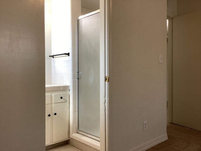 Building Photo - 4424-4426 E Dakota Ave