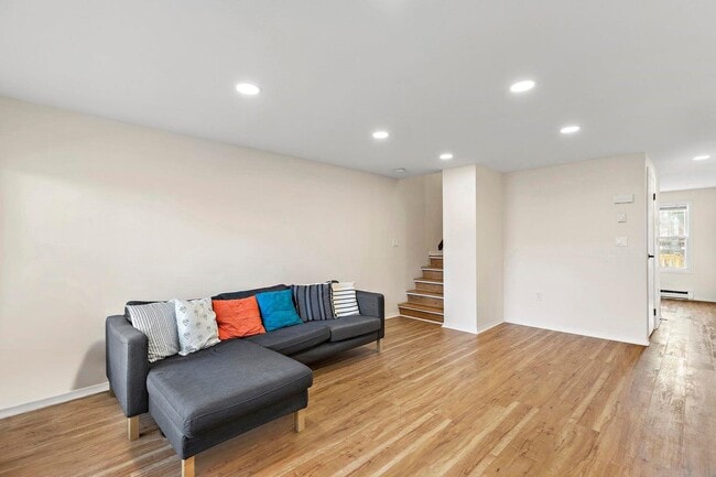 Building Photo - 404 Halladay St