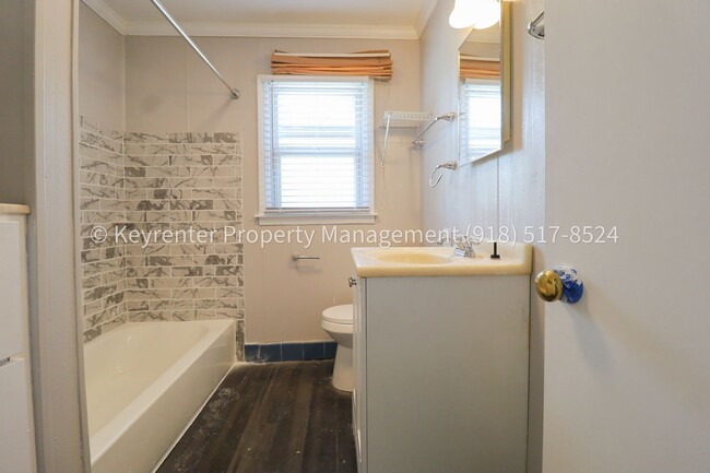 Building Photo - Beautifully Done 3 Bedroom House! Available for Immediate Move in!