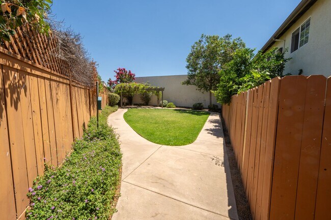 Building Photo - 3BR/2BA Condo in El Cajon!