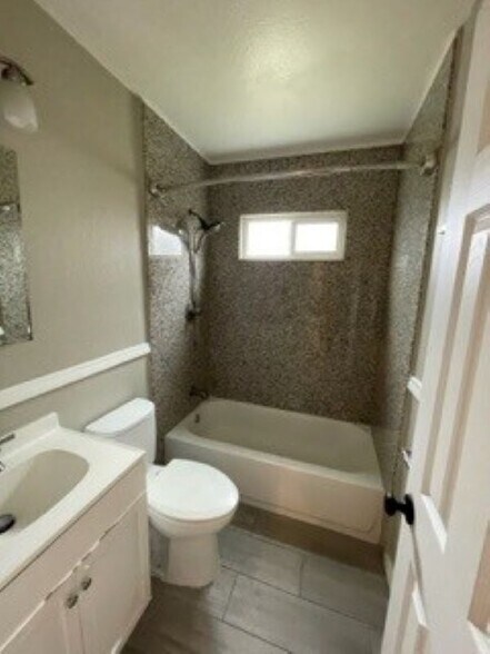 Bath 1 - 23530 Dolores St