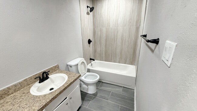 Building Photo - 4200 Kenwood Ct