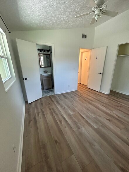 Building Photo - 2856 Tulip Cir E