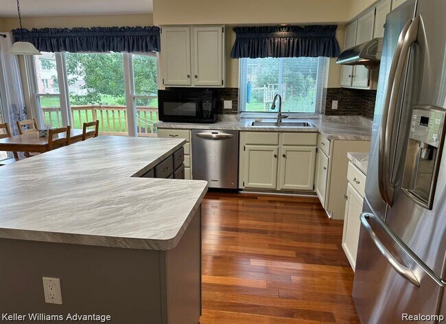 Building Photo - 45655 Larchmont Dr