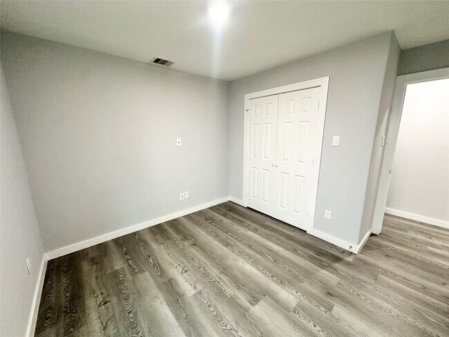 Building Photo - 8215 Crestview Dr