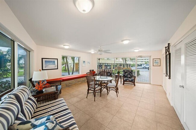 Building Photo - 4725 Cove Cir