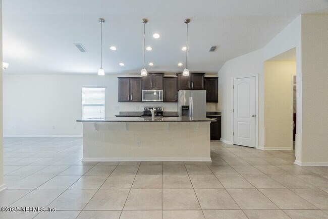 Building Photo - 95241 Tanglewood Dr