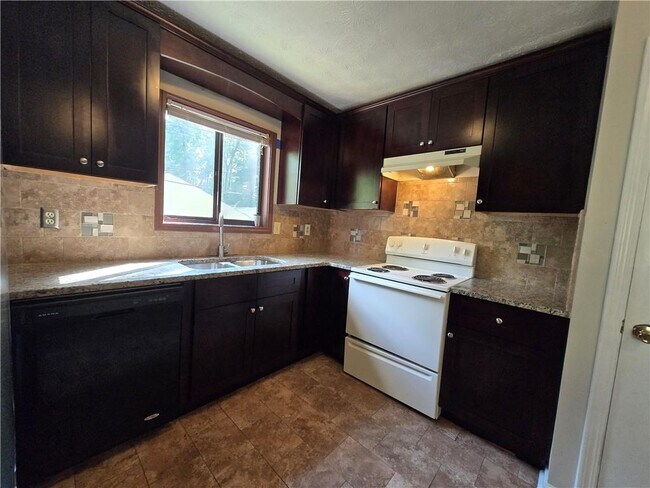 Building Photo - 2982 Hillwood Dr NW