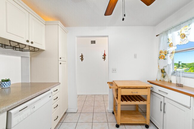 Building Photo - 230 NE 26th Ave