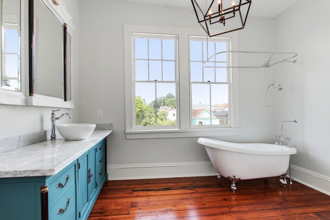 Building Photo - 3023 Banks- right