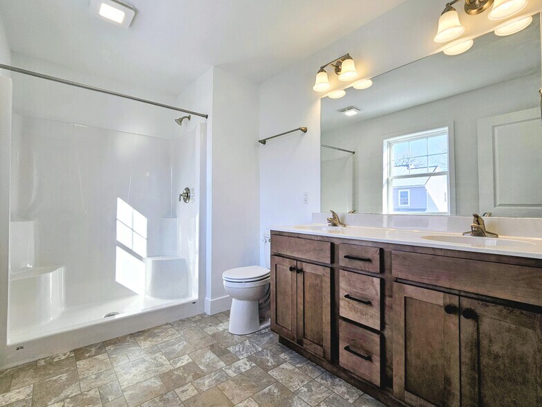 Building Photo - 394 Hensley St