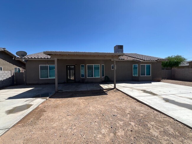 Building Photo - 4 BEDROOM HOME!