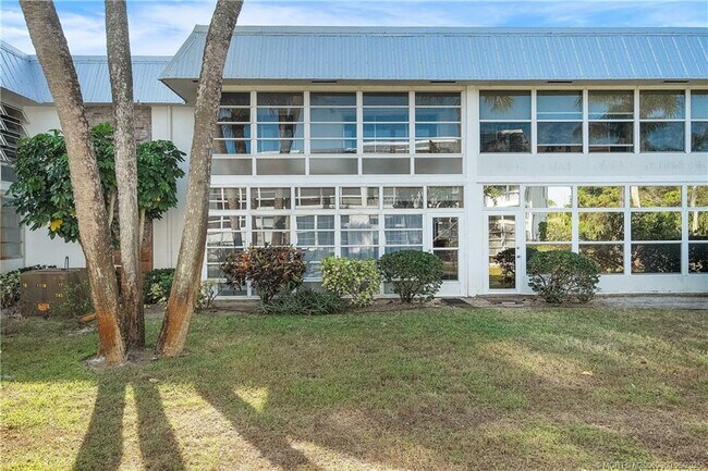 Building Photo - 2929 SE Ocean Blvd