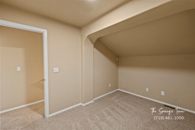 Building Photo - Spacious & Unique 3BD/2BA Townhome w/ Gara...