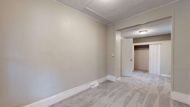 Building Photo - Old Brooklyn Area - 4 Bedroom - 1 Bath - Single Family Home