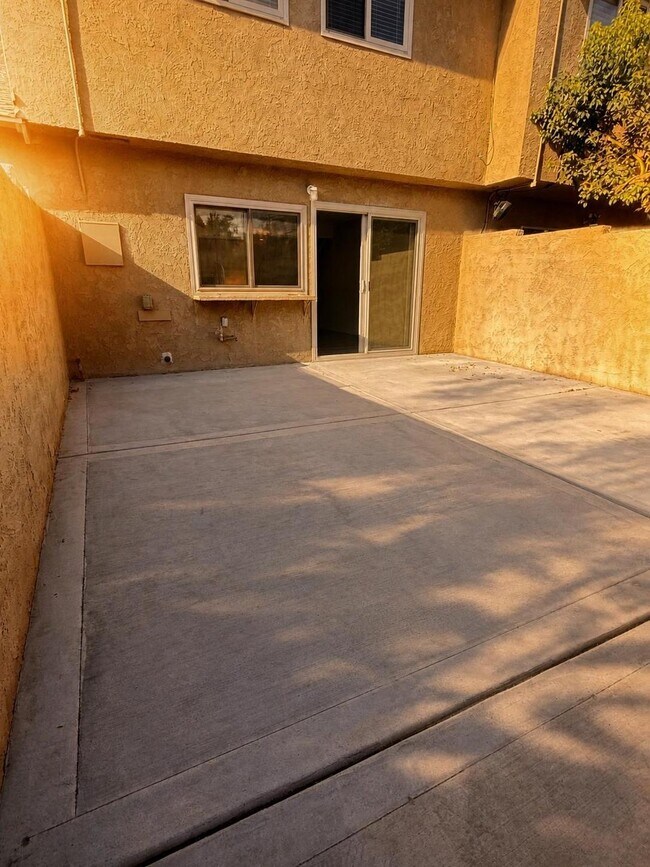 Building Photo - 3853 Bixby Dr