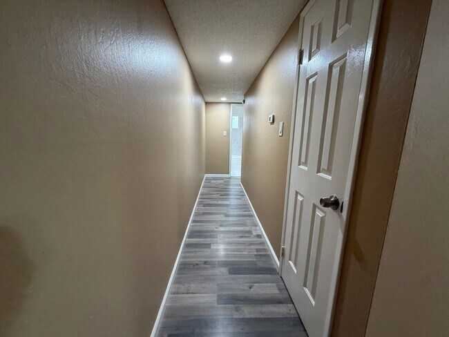 Building Photo - Updated 2 bedroom duplex near hospital
