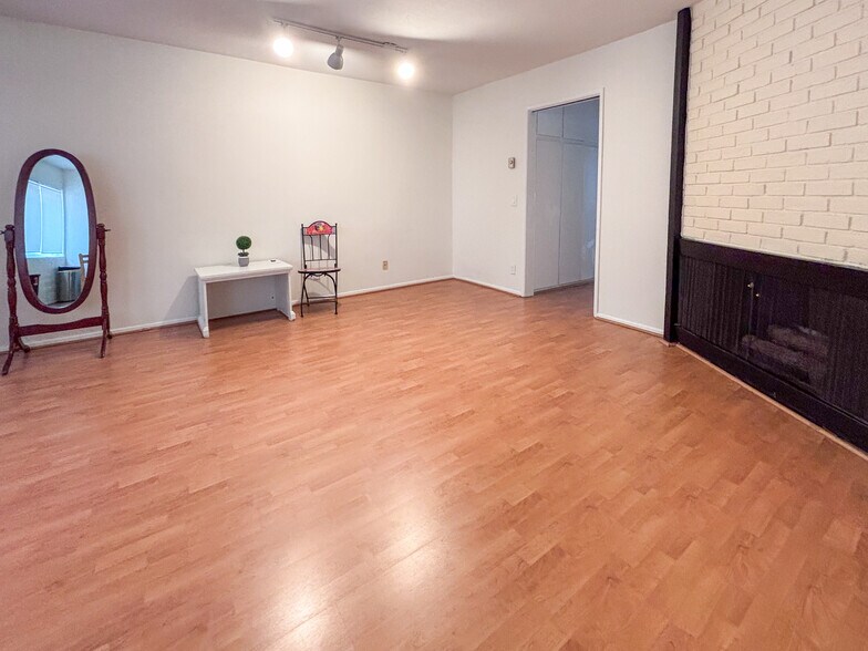 Living room - vacant - 1730 Camden Ave