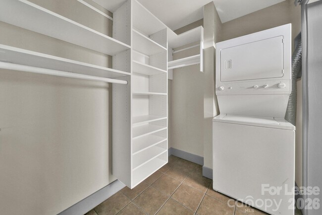 Building Photo - 505 E 6th St