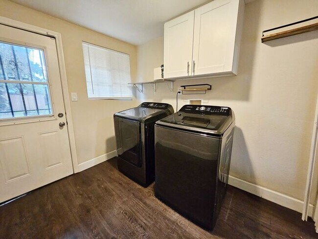 Building Photo - New Listing!