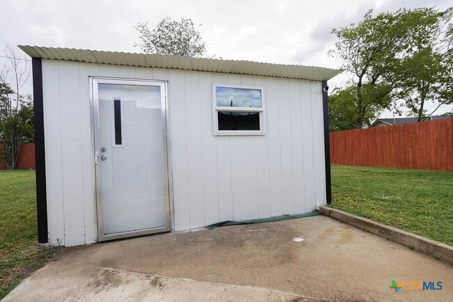 Building Photo - 913 Hander Ln