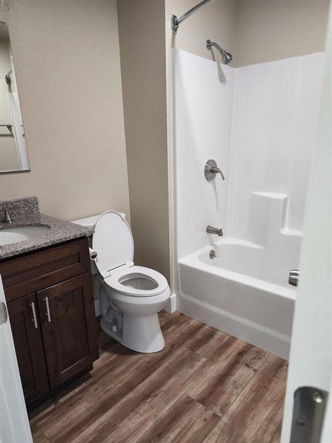 Building Photo - 5 bedroom in Briarwood - Water/Sewer/Trash PAID