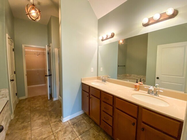 Building Photo - 3 bedroom 2 bath with a Bonus room in Arli...
