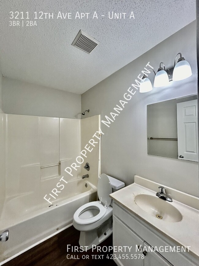 Building Photo - Newly Renovated 3Bed/2Bath Duplex: Central...